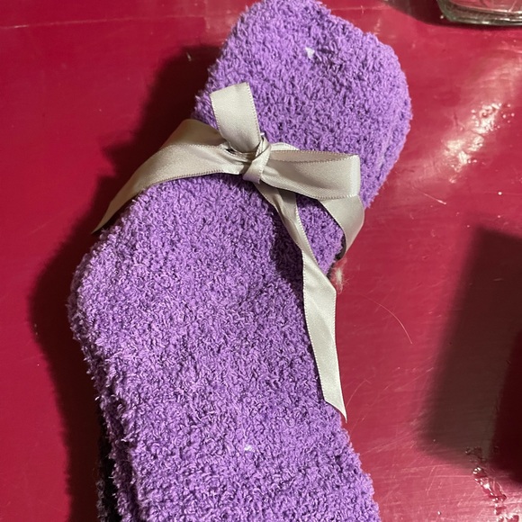 BNWT women’s fuzzy socks sz 9-11 - Picture 1 of 2